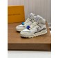루이비통(Louis Vuitton) LV 프리미엄 나파 레더 펀칭 로고 스니커즈 신발