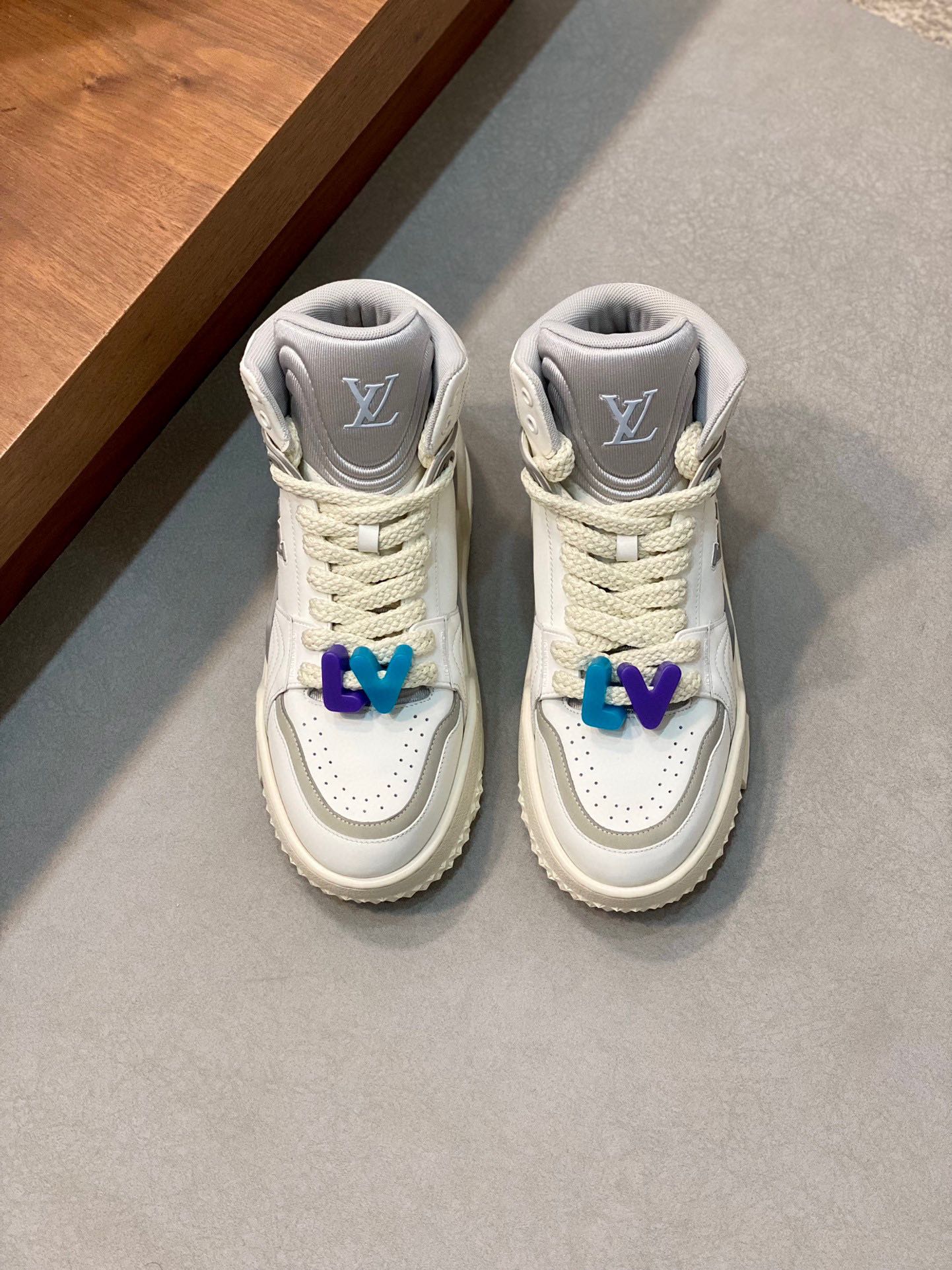 루이비통(Louis Vuitton) LV 프리미엄 나파 레더 펀칭 로고 스니커즈 신발