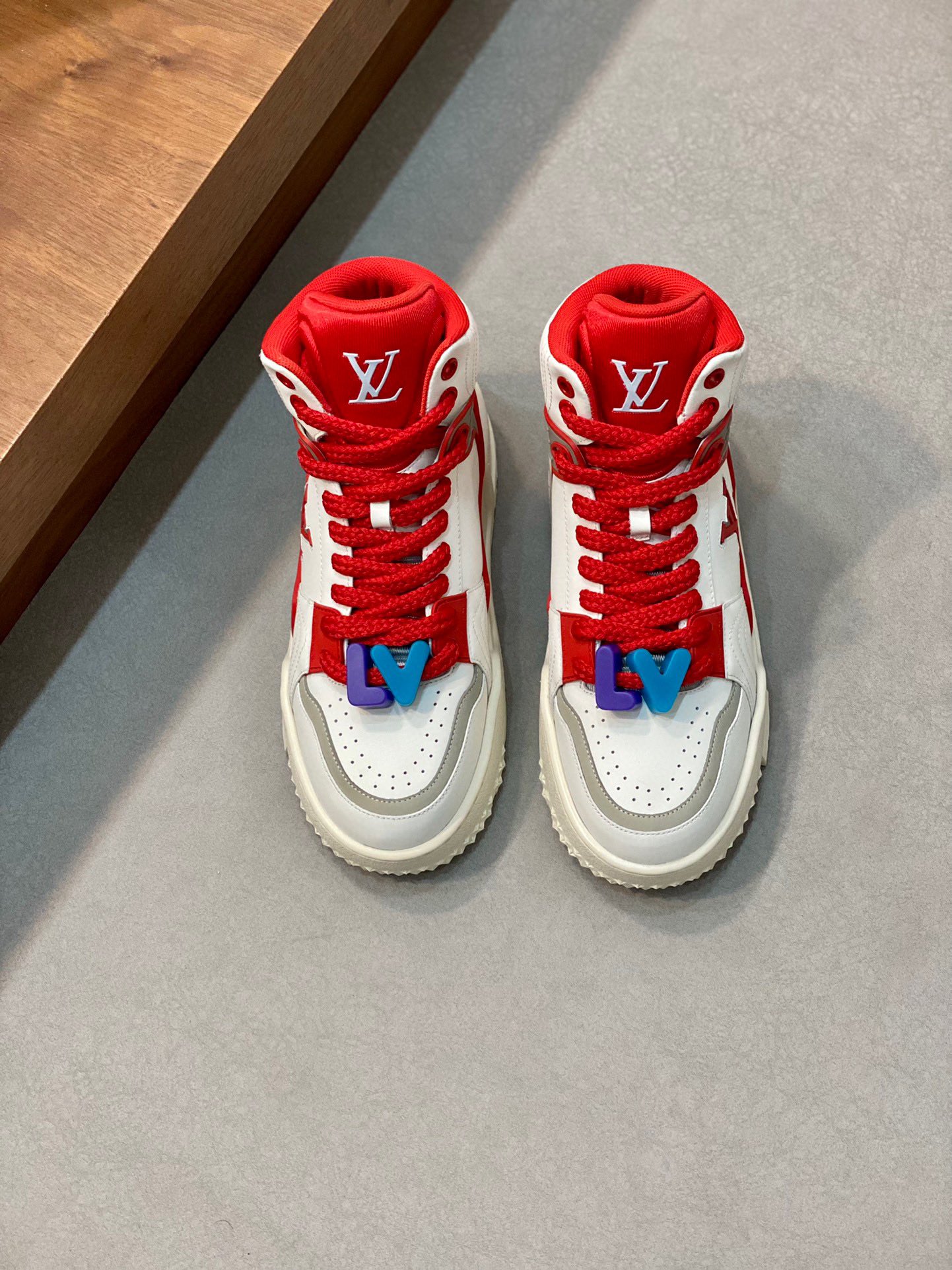 루이비통(Louis Vuitton) LV 프리미엄 나파 레더 펀칭 로고 스니커즈 신발