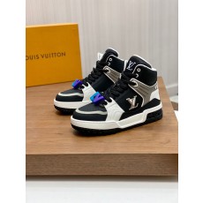 루이비통(Louis Vuitton) LV 프리미엄 나파 레더 펀칭 로고 스니커즈 신발