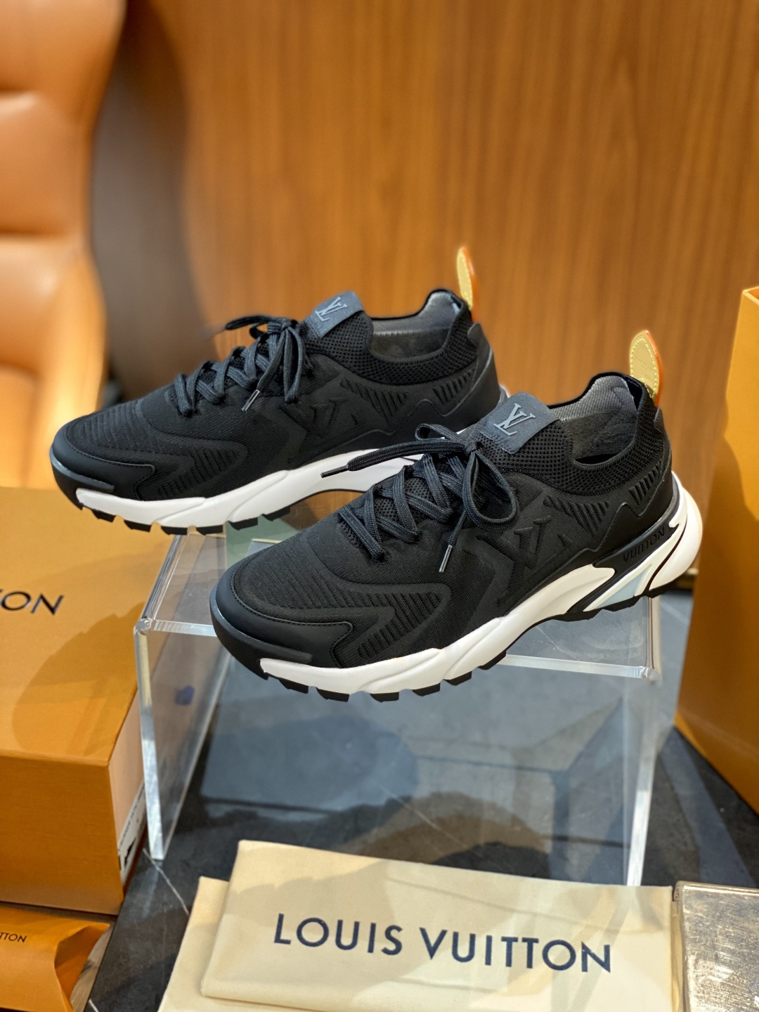 루이비통(Louis Vuitton) LV 러너 타틱(Runner Tatic) 테크니컬 스니커즈 신발