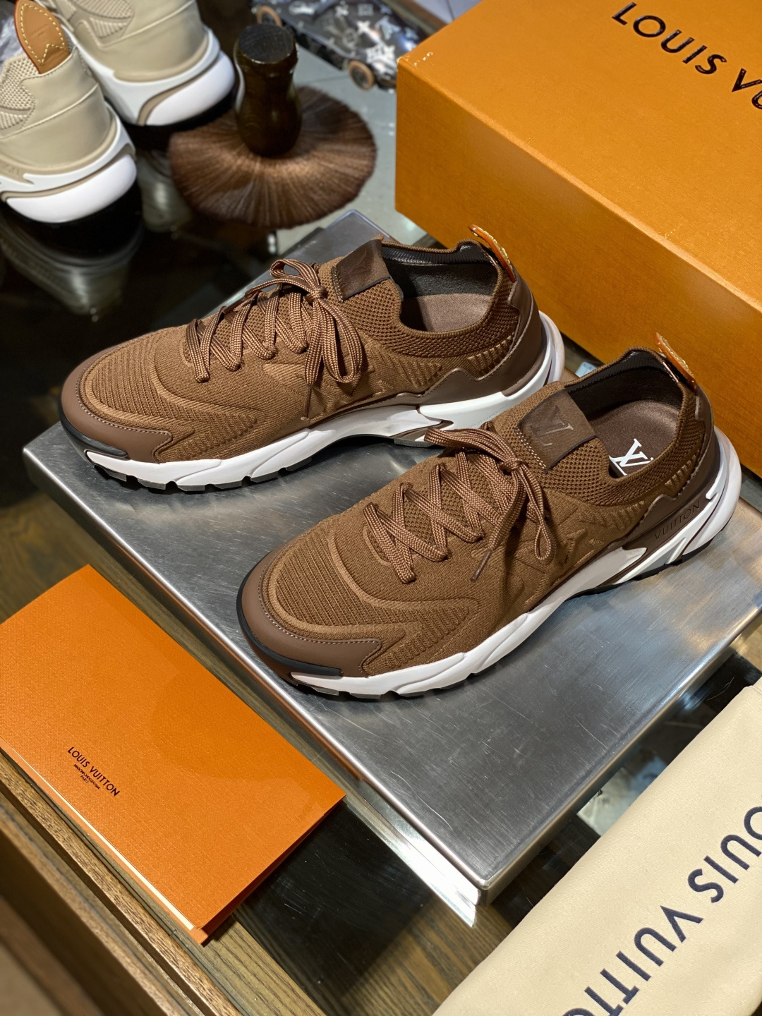 루이비통(Louis Vuitton) LV 러너 타틱(Runner Tatic) 테크니컬 스니커즈 신발