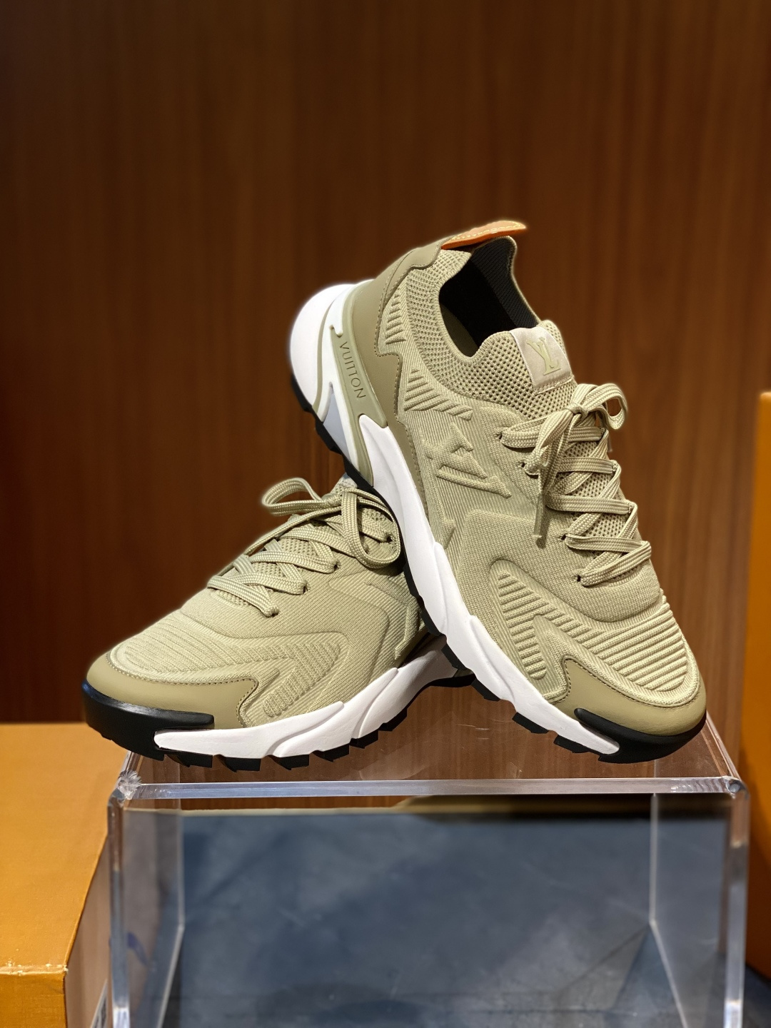 루이비통(Louis Vuitton) LV 러너 타틱(Runner Tatic) 테크니컬 스니커즈 신발