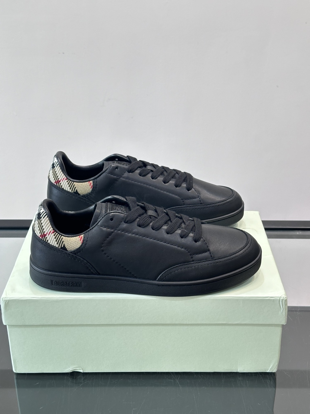 버버리(Burberry) 클래식 체크 포인트 남성 스니커즈 신발