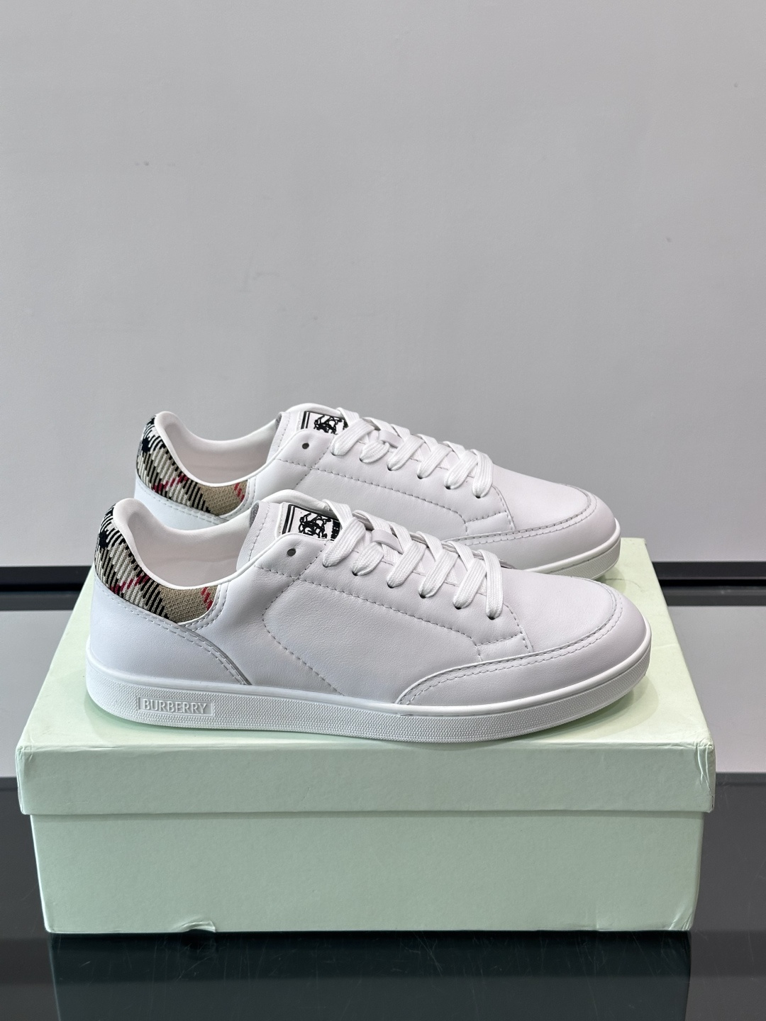 버버리(Burberry) 클래식 체크 포인트 남성 스니커즈 신발