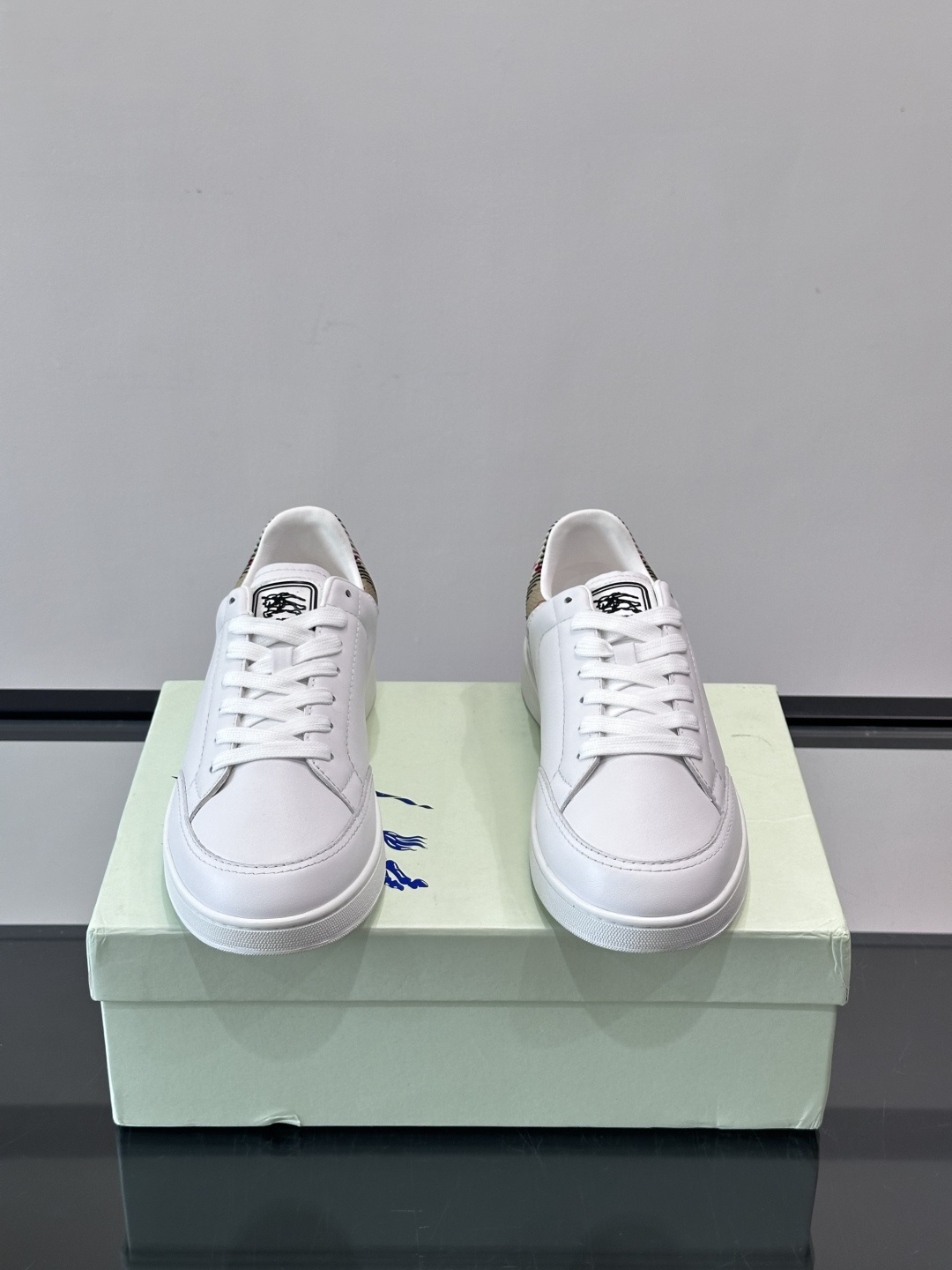 버버리(Burberry) 클래식 체크 포인트 남성 스니커즈 신발