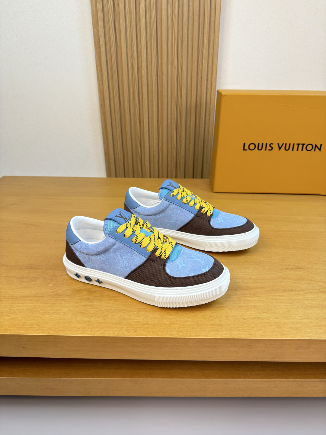루이비통(Louis Vuitton) LV 멀티 소재 믹스 럭셔리 스니커즈 신발