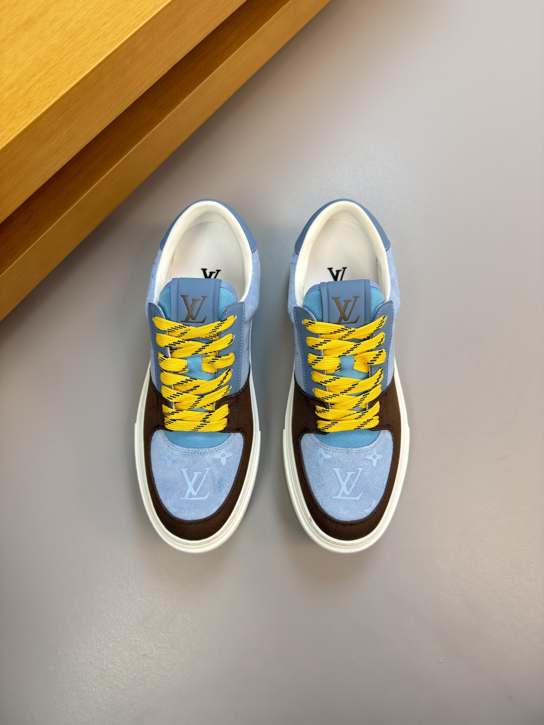 루이비통(Louis Vuitton) LV 멀티 소재 믹스 럭셔리 스니커즈 신발