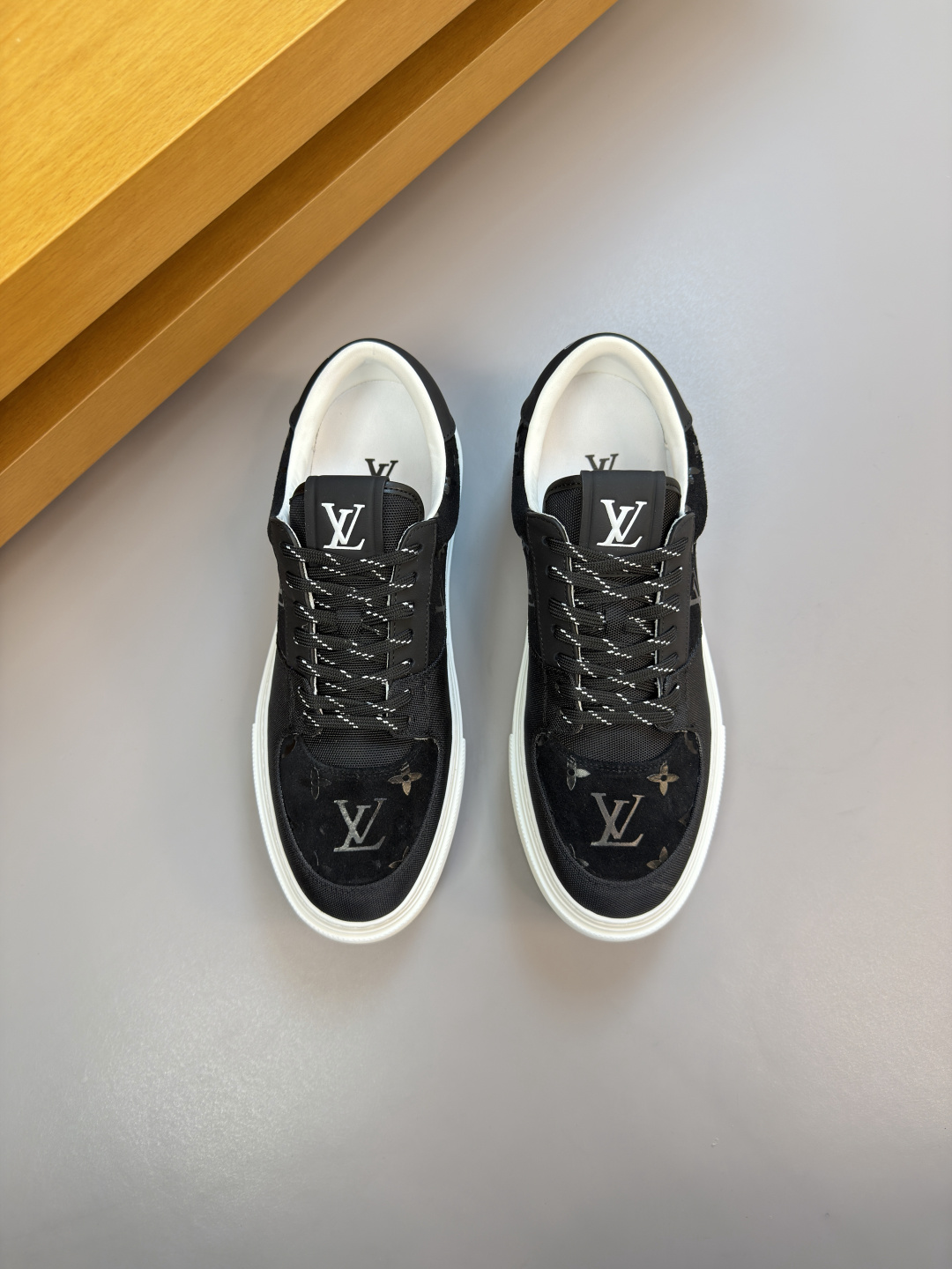 루이비통(Louis Vuitton) LV 멀티 소재 믹스 럭셔리 스니커즈 신발