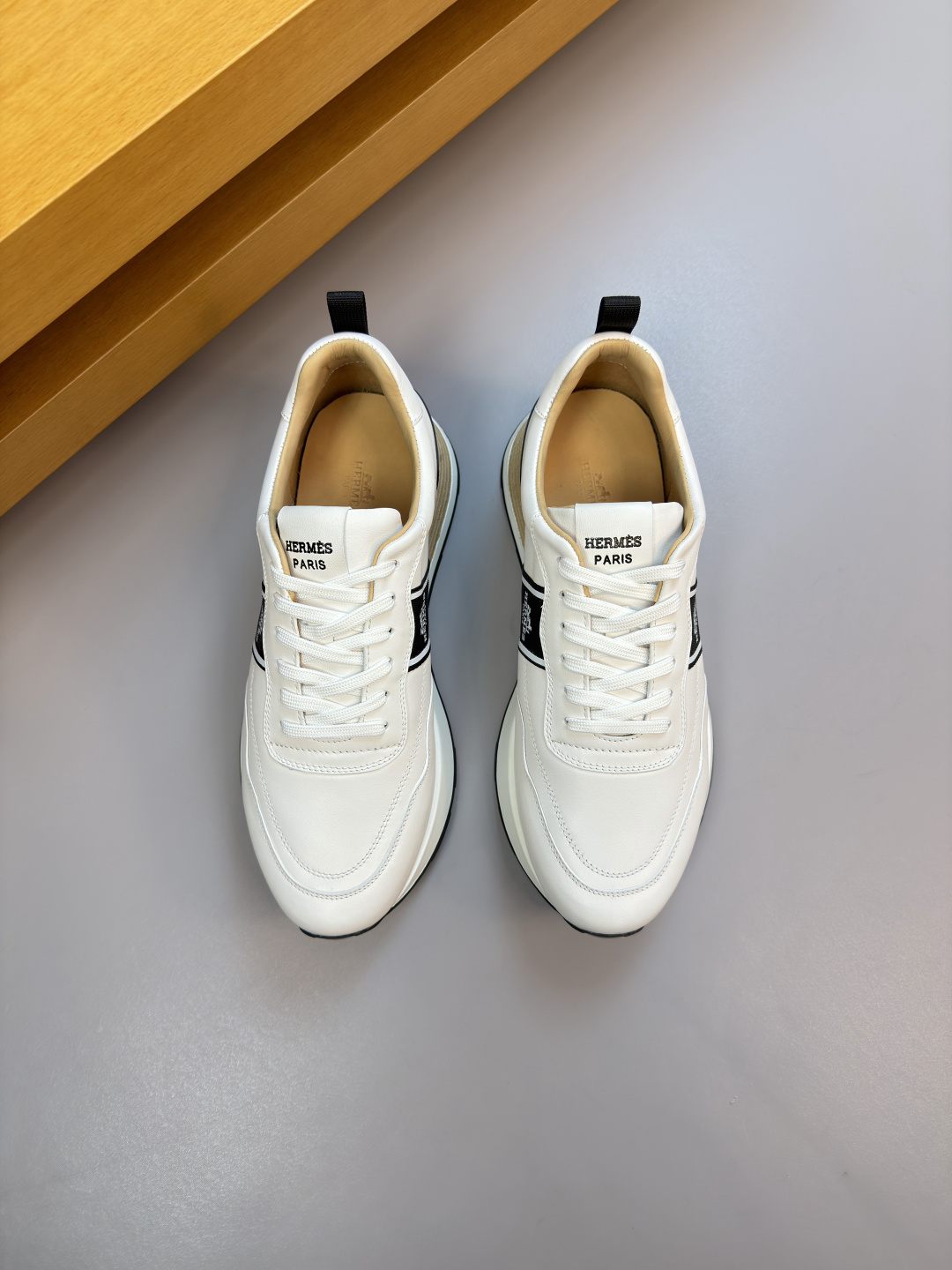 에르메스(HERMES) 나파 레더 로고 웨빙 스니커즈 신발