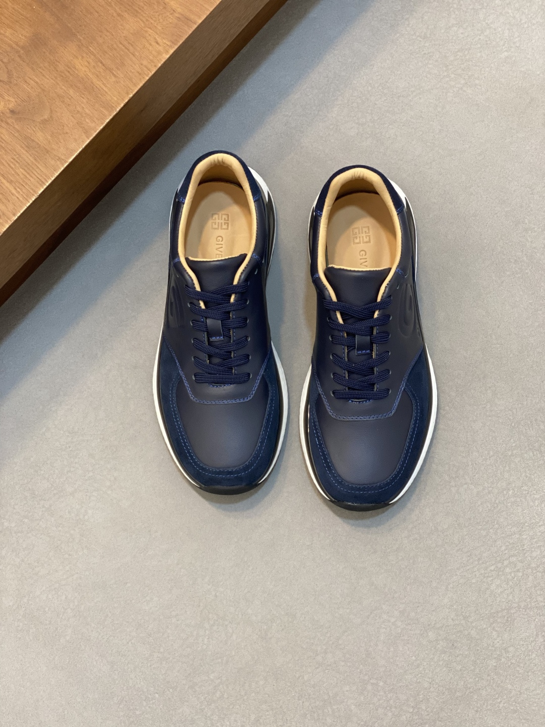 지방시(Givenchy) 하이엔드 오리지널 레더 스니커즈 신발