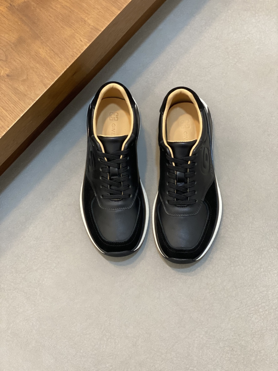 지방시(Givenchy) 하이엔드 오리지널 레더 스니커즈 신발