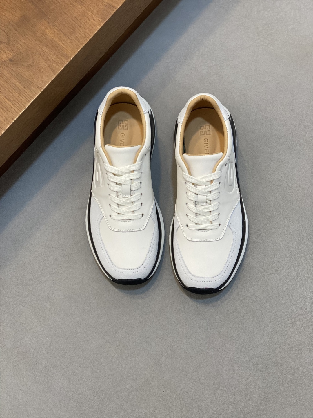 지방시(Givenchy) 하이엔드 오리지널 레더 스니커즈 신발