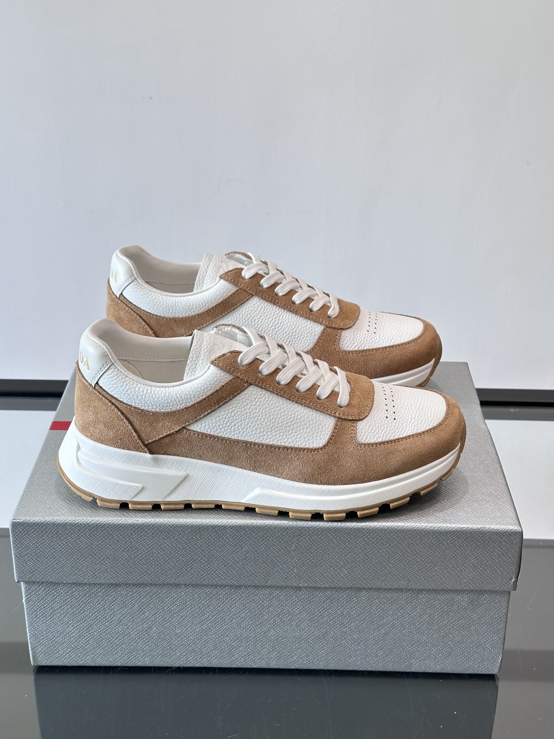 프라다(Prada) 소가죽 & 스웨이드 믹스 레트로 스니커즈 신발