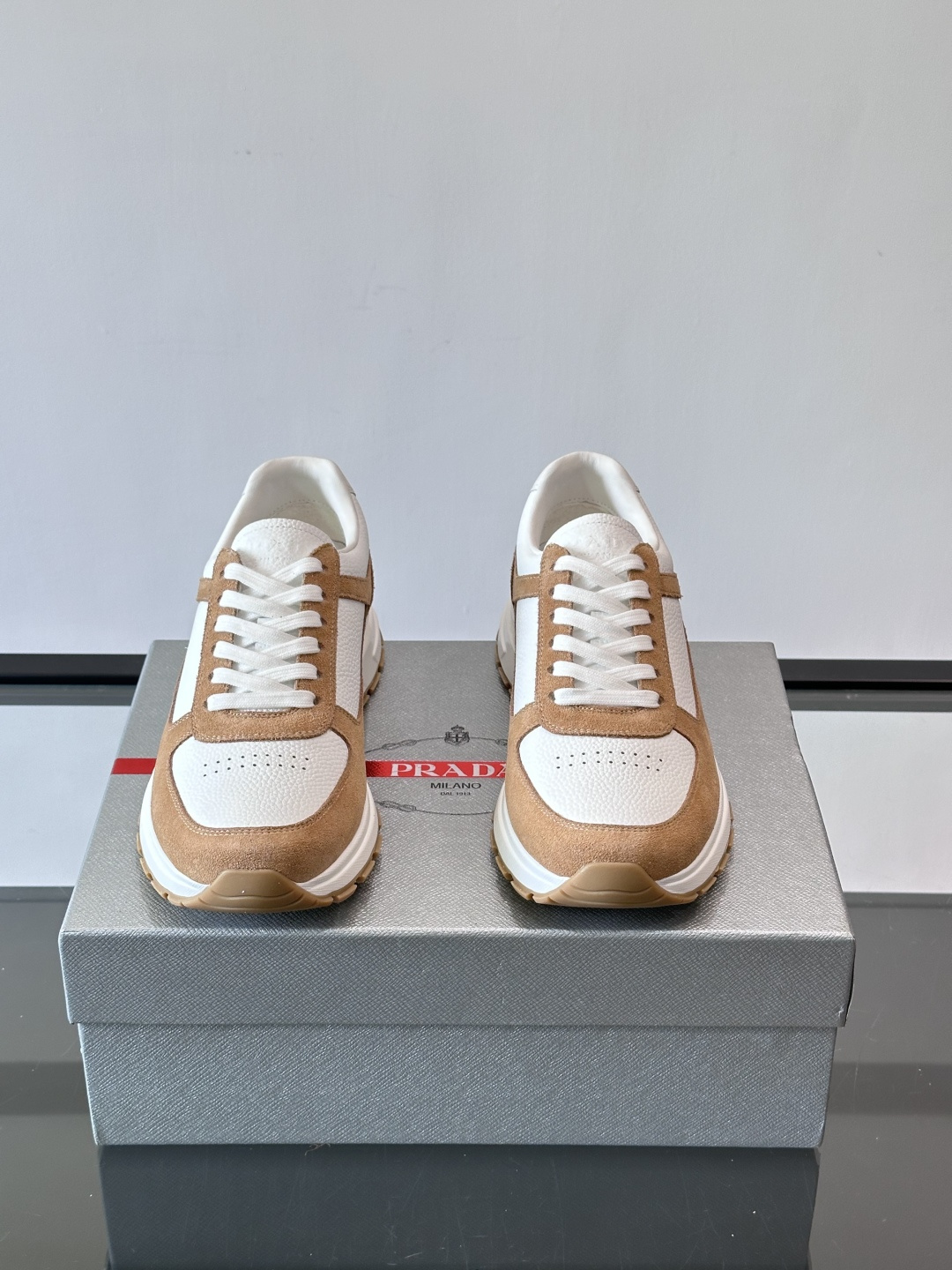 프라다(Prada) 소가죽 & 스웨이드 믹스 레트로 스니커즈 신발