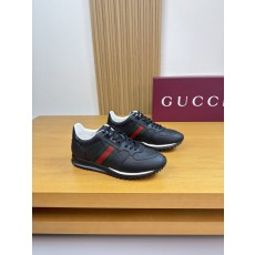 구찌(Gucci) 커플 엠보싱 로고 스니커즈 신발