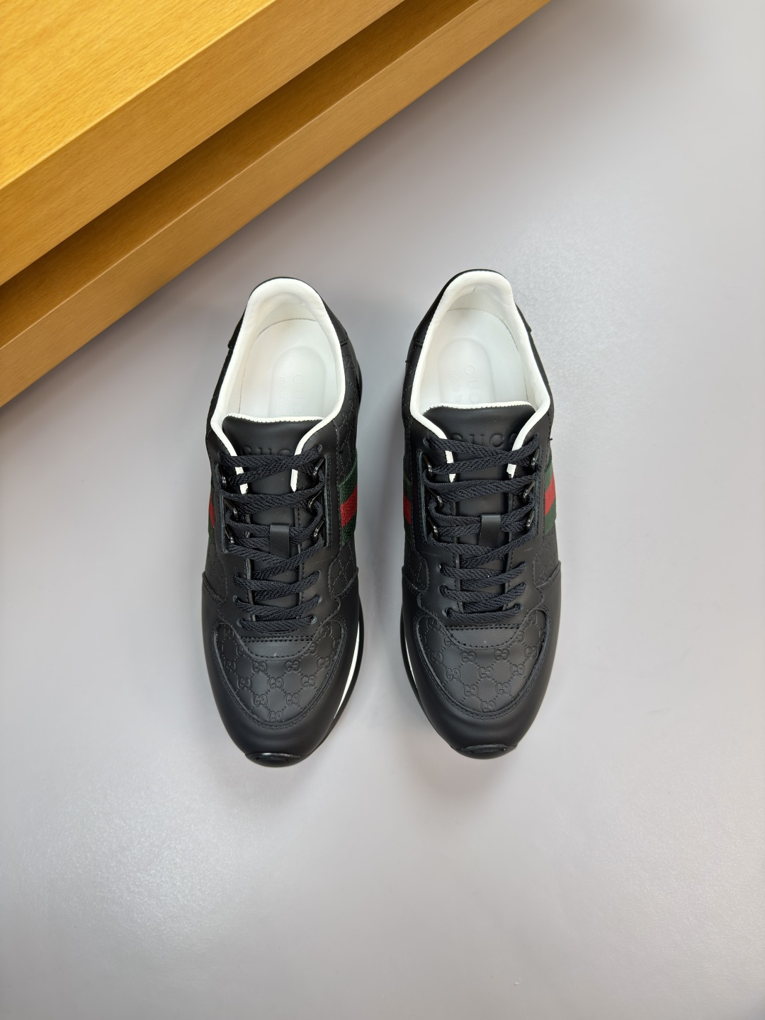 구찌(Gucci) 커플 엠보싱 로고 스니커즈 신발