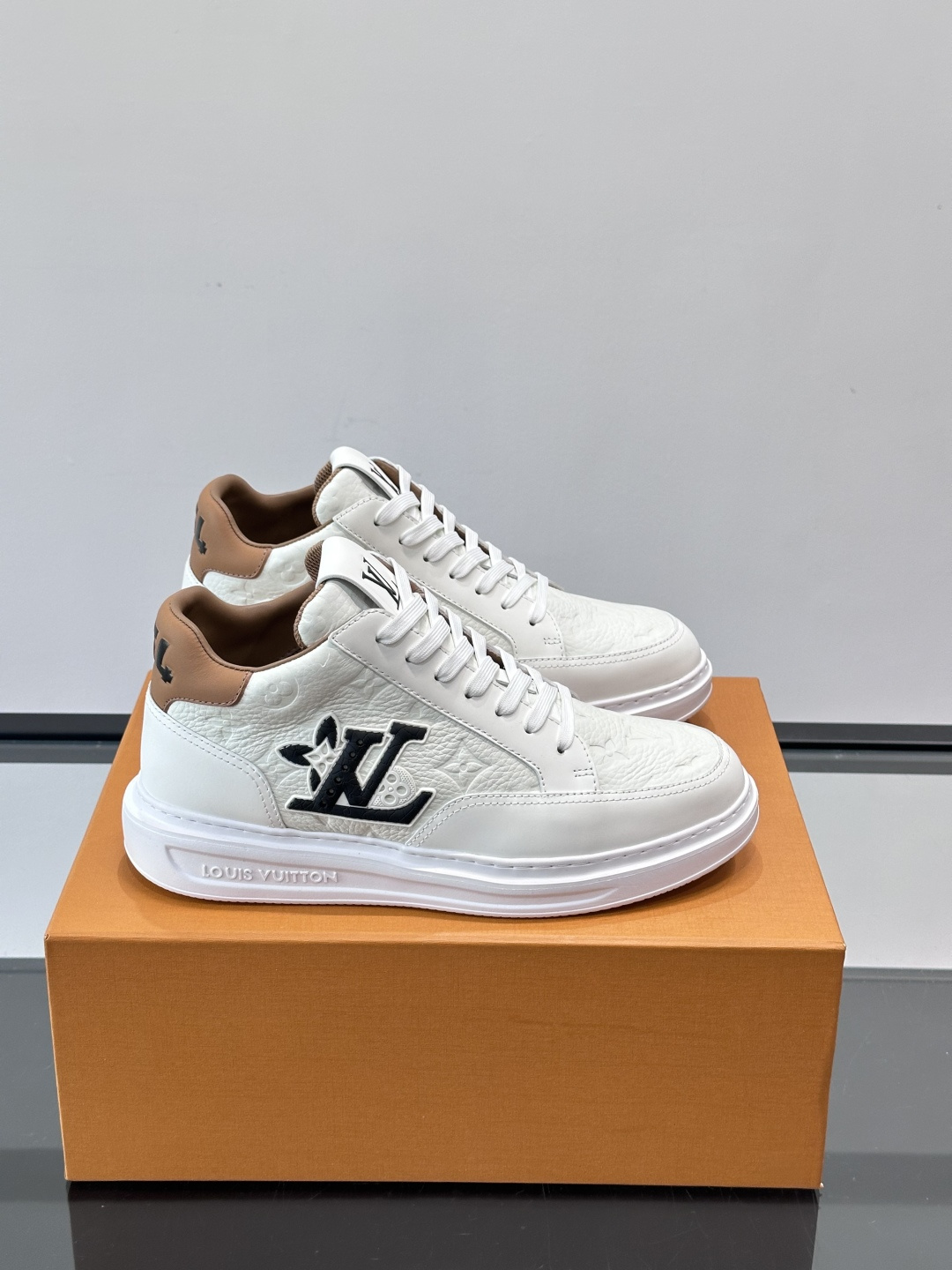 루이비통(LV) 비벌리 힐즈(Beverly Hills) 미드탑 스니커즈 신발