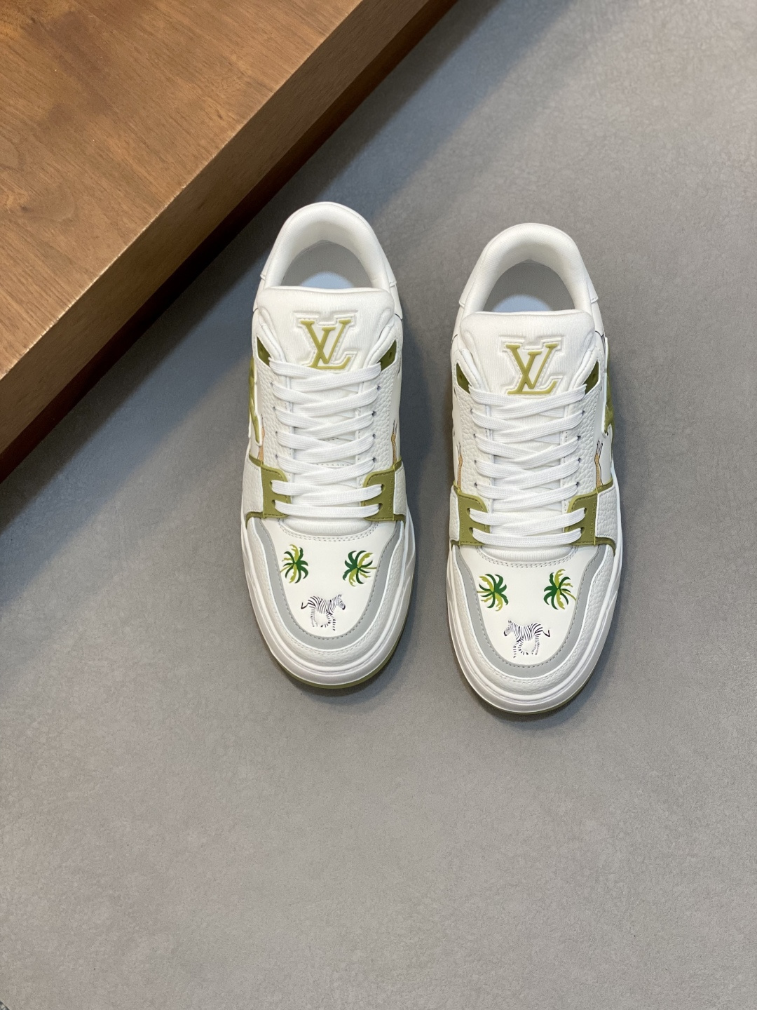 루이비통(LV) 트레이너(Trainer) 스니커즈 신발