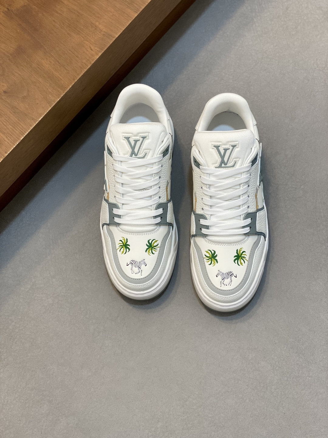 루이비통(LV) 트레이너(Trainer) 스니커즈 신발