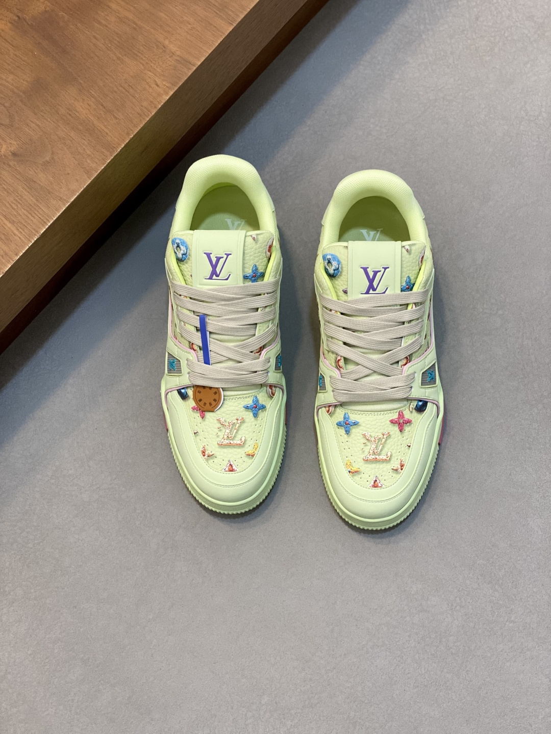 루이비통(LV) 신상 트레이너(Trainer) 모노그램 에나멜 스니커즈 신발