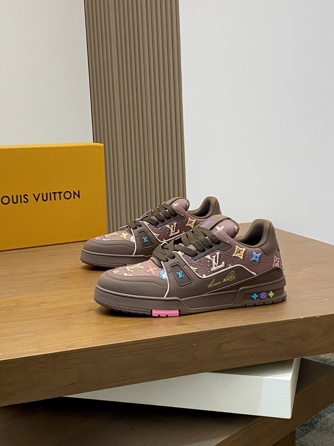 루이비통(LV) 신상 트레이너(Trainer) 모노그램 에나멜 스니커즈 신발