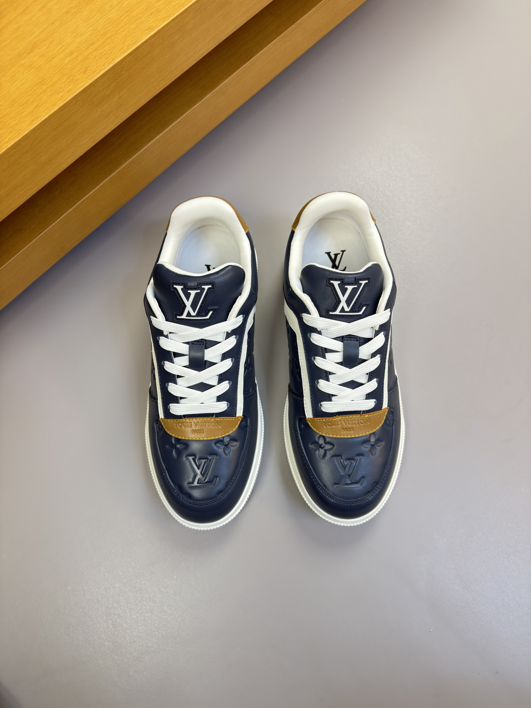 루이비통(LV) 엠보싱 로고 나파 레더 스니커즈 신발