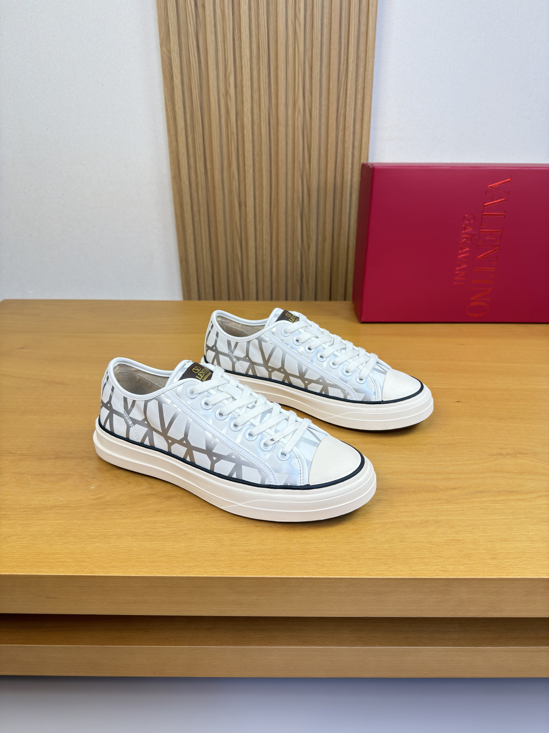 발렌티노(Valentino) 엠블럼 프린트 나파 레더 스니커즈 신발