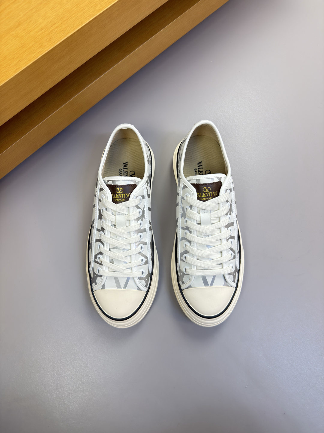 발렌티노(Valentino) 엠블럼 프린트 나파 레더 스니커즈 신발