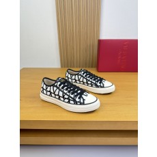 발렌티노(Valentino) 엠블럼 프린트 나파 레더 스니커즈 신발