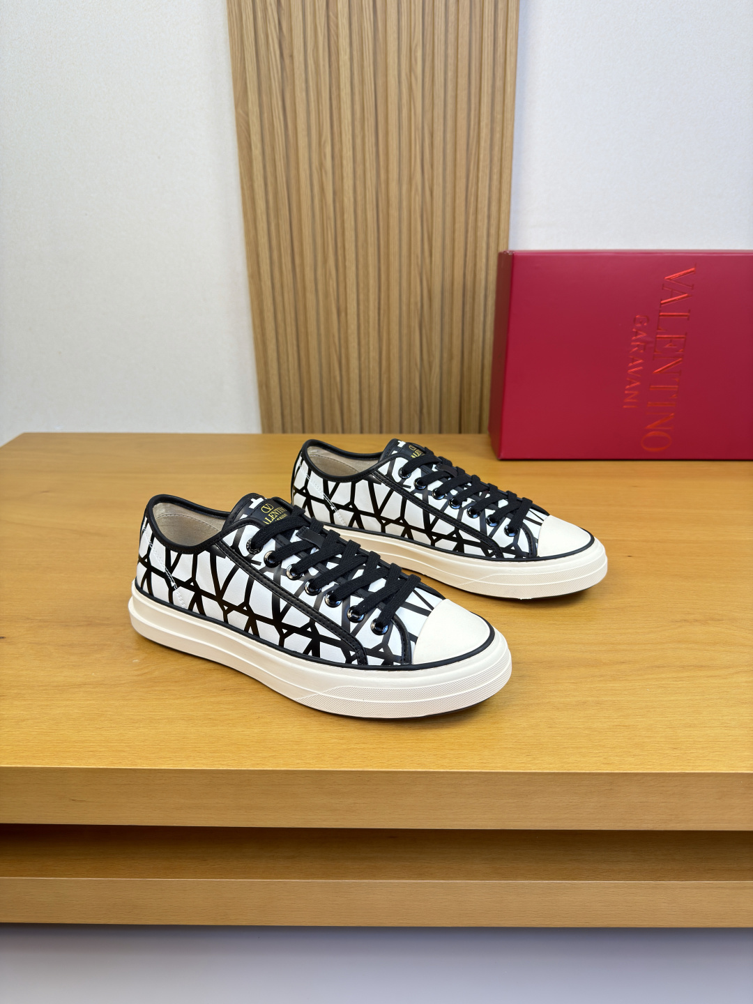 발렌티노(Valentino) 엠블럼 프린트 나파 레더 스니커즈 신발