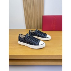 발렌티노(Valentino) 엠블럼 프린트 나파 레더 스니커즈 신발