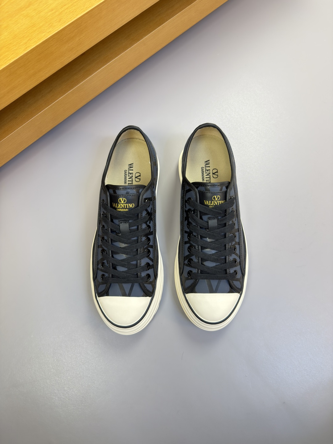 발렌티노(Valentino) 엠블럼 프린트 나파 레더 스니커즈 신발