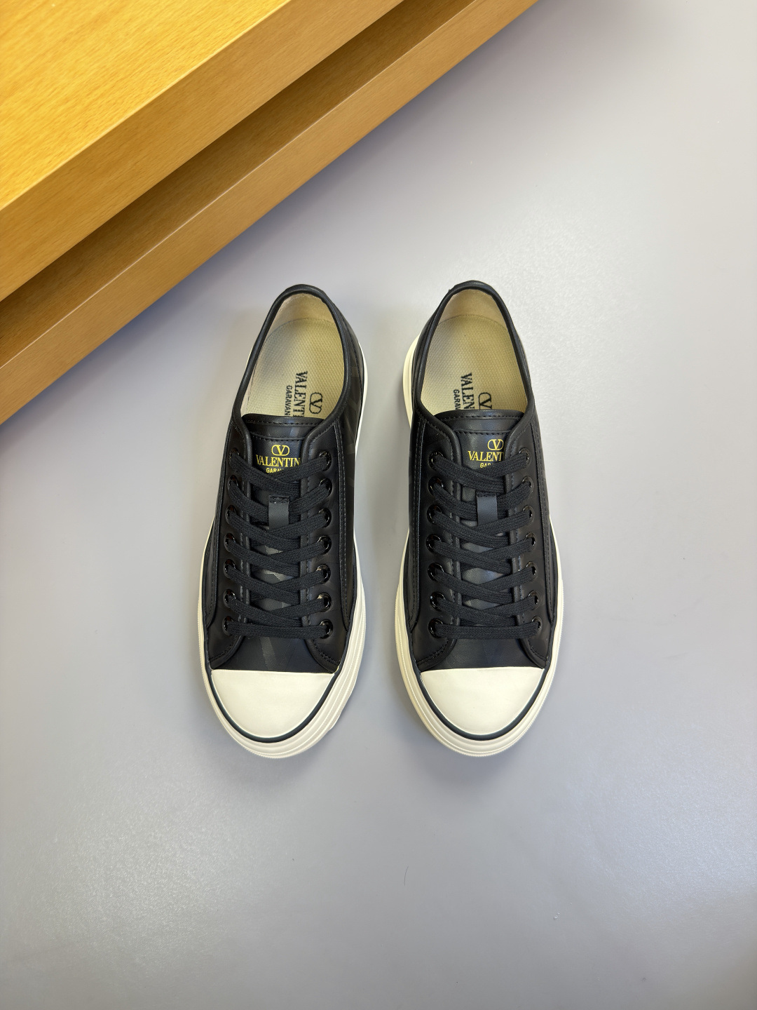 발렌티노(Valentino) 엠블럼 프린트 나파 레더 스니커즈 신발