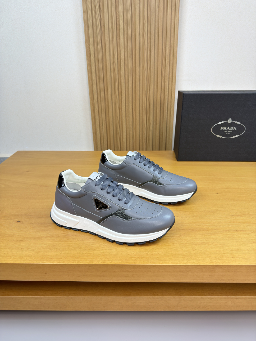 프라다(PRADA) 메탈 로고 나파 & 스톤 패턴 스니커즈 신발