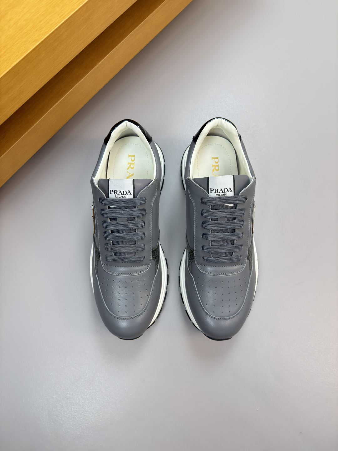 프라다(PRADA) 메탈 로고 나파 & 스톤 패턴 스니커즈 신발