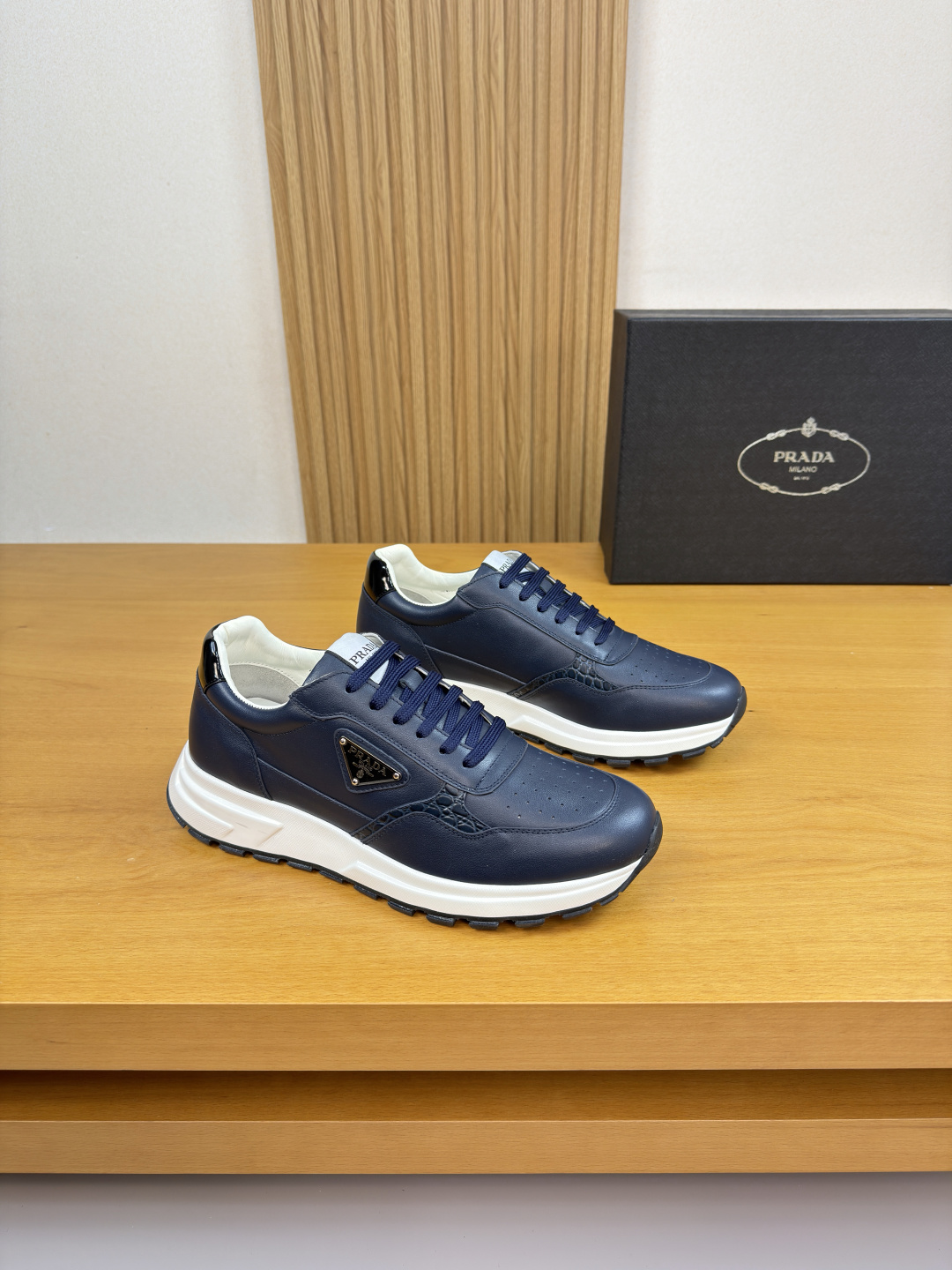 프라다(PRADA) 메탈 로고 나파 & 스톤 패턴 스니커즈 신발