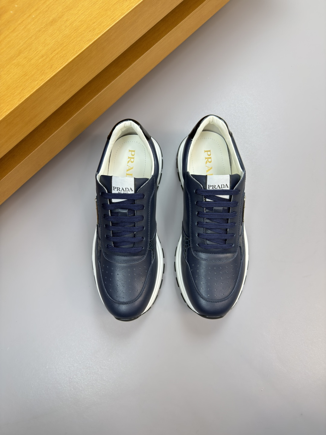 프라다(PRADA) 메탈 로고 나파 & 스톤 패턴 스니커즈 신발