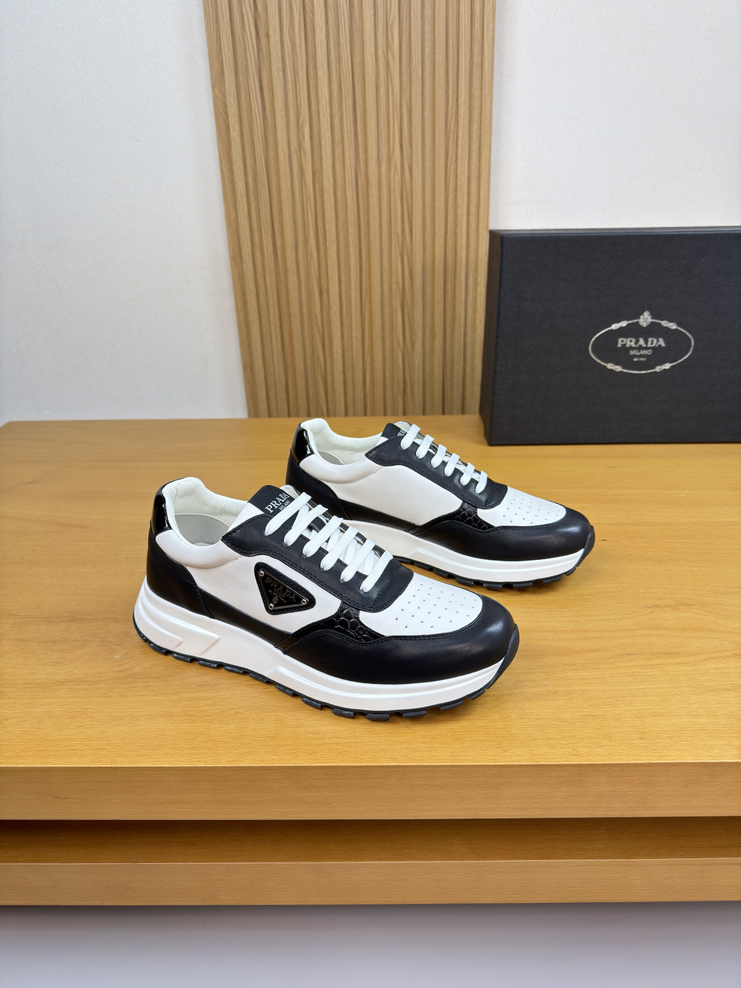 프라다(PRADA) 메탈 로고 나파 & 스톤 패턴 스니커즈 신발