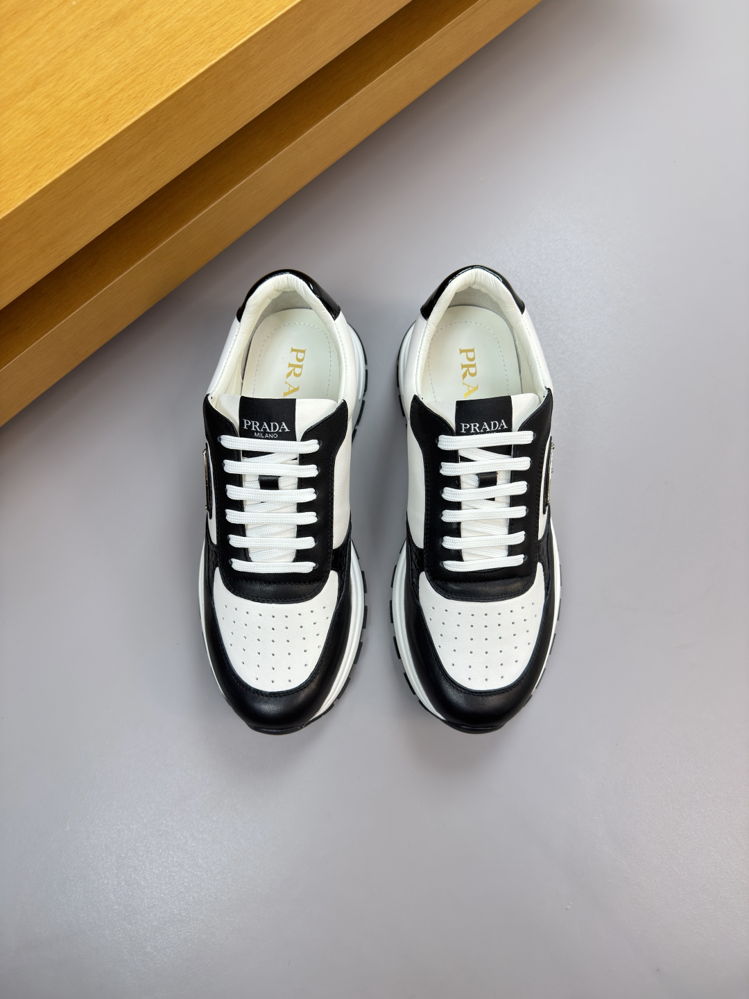 프라다(PRADA) 메탈 로고 나파 & 스톤 패턴 스니커즈 신발