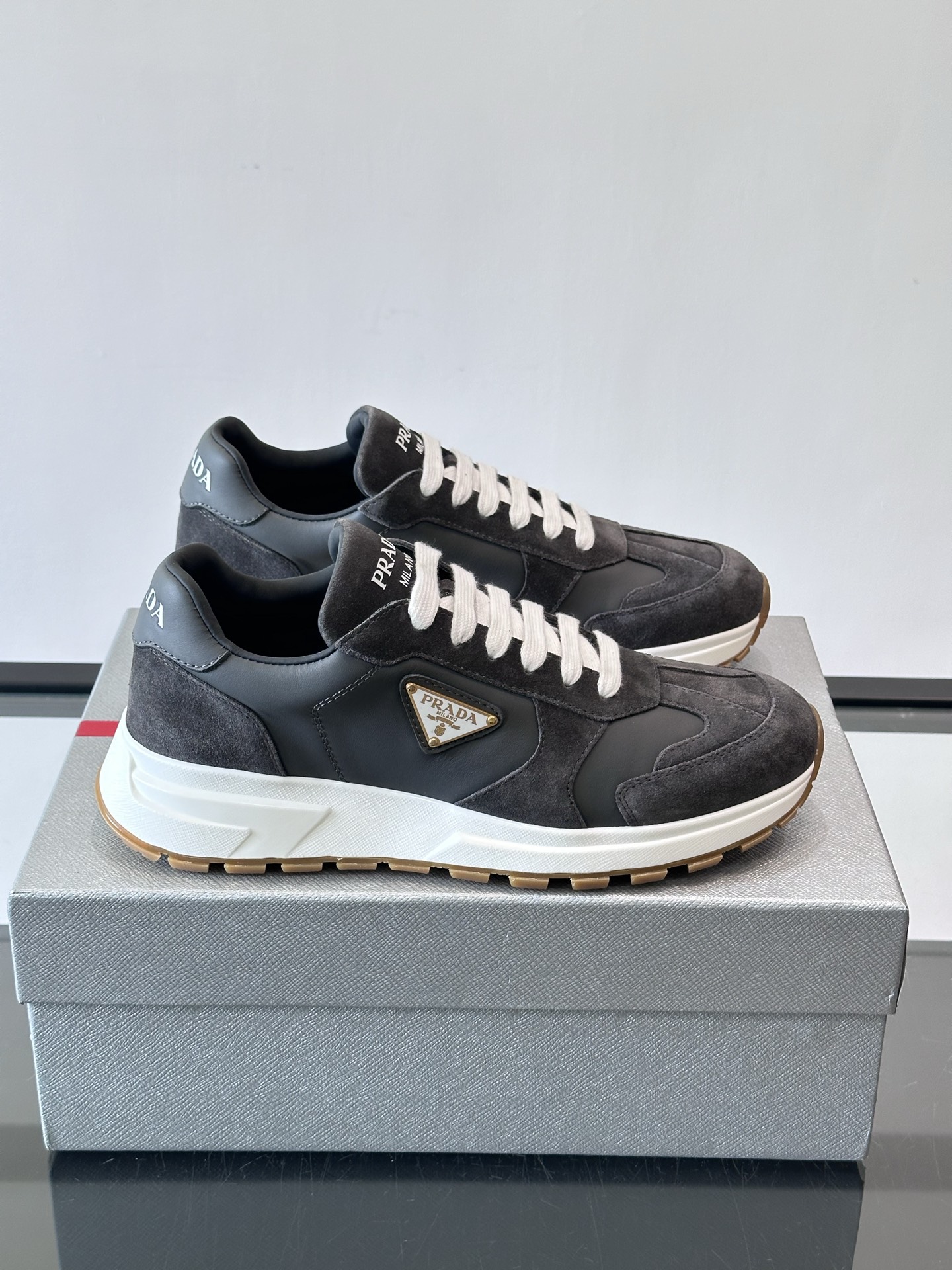 프라다(Prada) 지오메트릭 엠보싱 플랫폼 스니커즈 신발