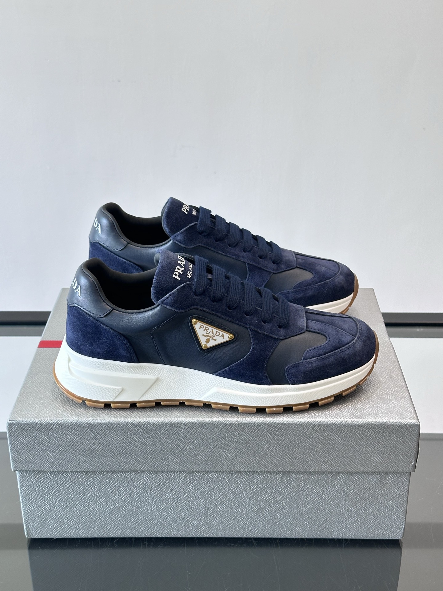 프라다(Prada) 지오메트릭 엠보싱 플랫폼 스니커즈 신발