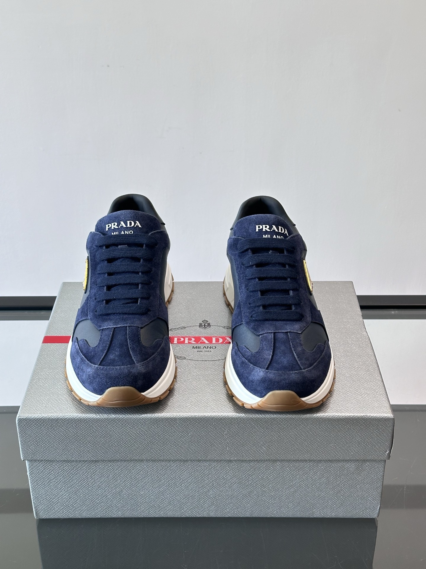 프라다(Prada) 지오메트릭 엠보싱 플랫폼 스니커즈 신발