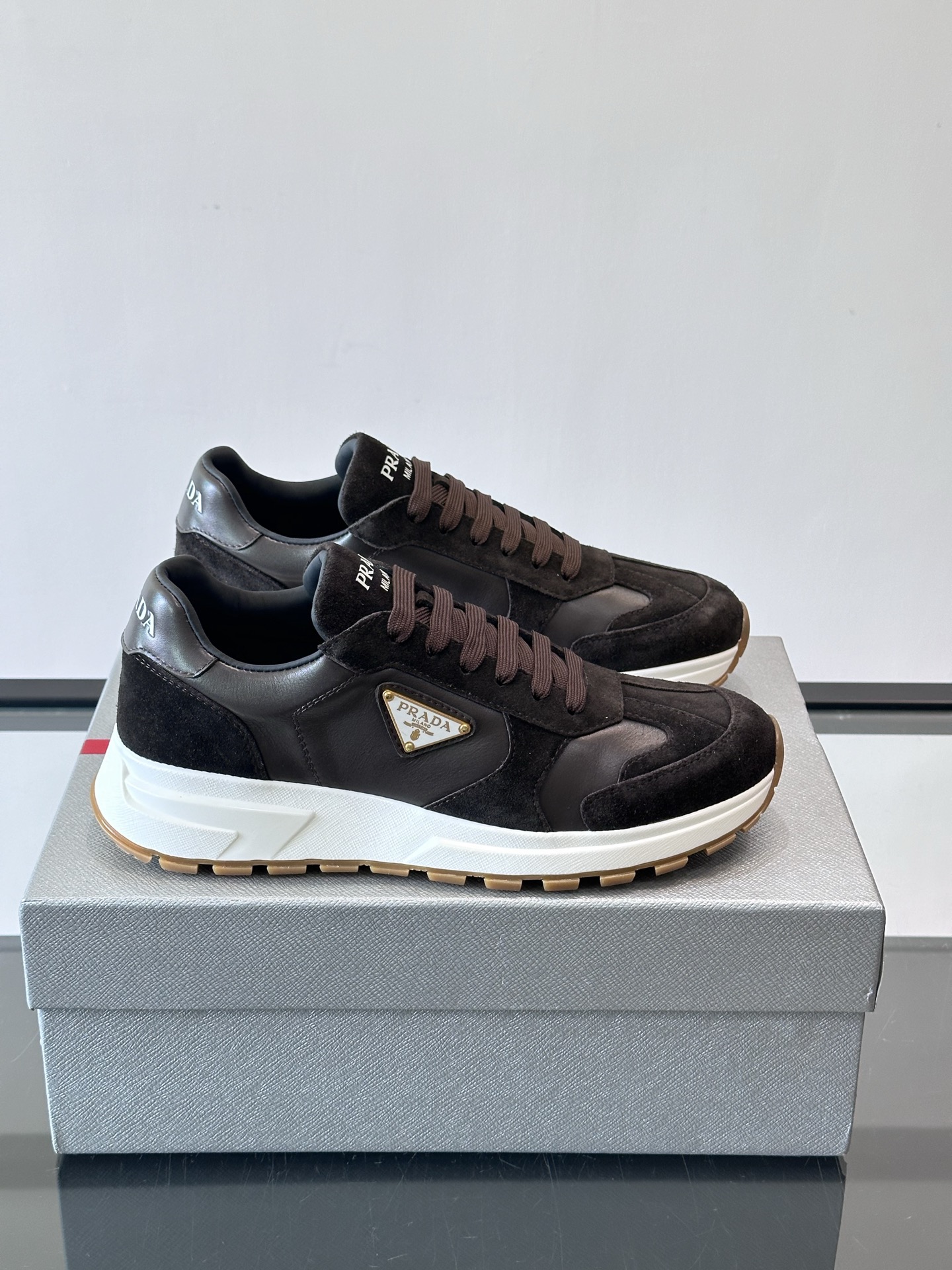 프라다(Prada) 지오메트릭 엠보싱 플랫폼 스니커즈 신발