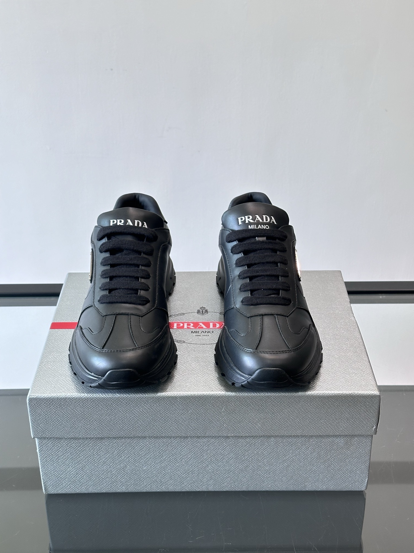 프라다(Prada) 지오메트릭 엠보싱 플랫폼 스니커즈 신발