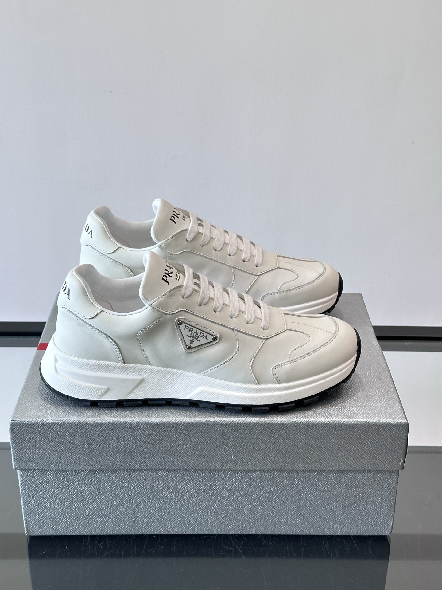 프라다(Prada) 지오메트릭 엠보싱 플랫폼 스니커즈 신발