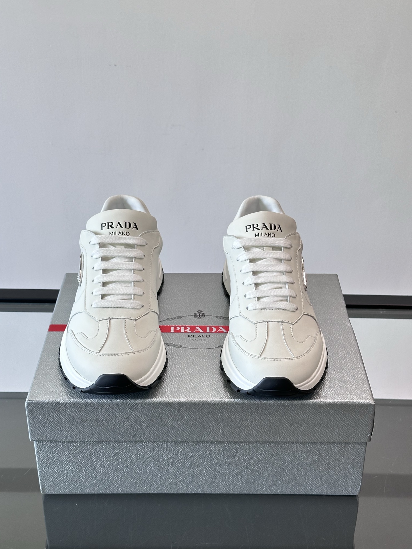 프라다(Prada) 지오메트릭 엠보싱 플랫폼 스니커즈 신발