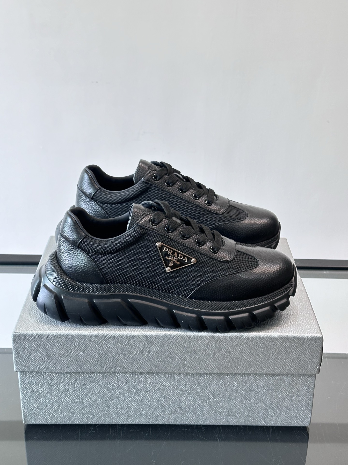 프라다(Prada) 프리미엄 소가죽 삼각 로고 플랫폼 스니커즈 신발