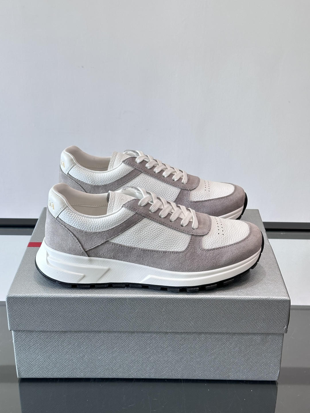 프라다(Prada) 소가죽 & 스웨이드 믹스 레트로 스니커즈 신발