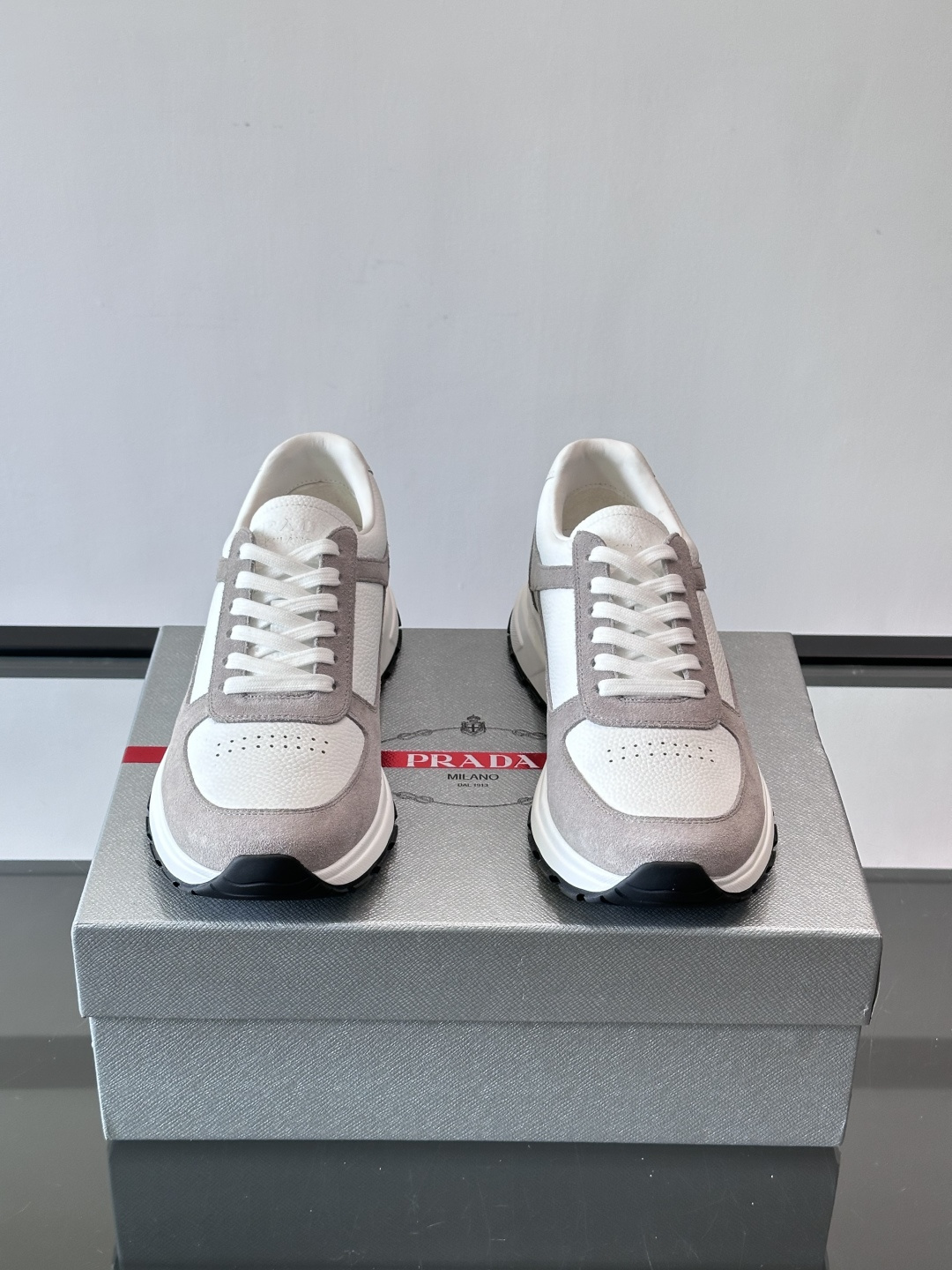 프라다(Prada) 소가죽 & 스웨이드 믹스 레트로 스니커즈 신발